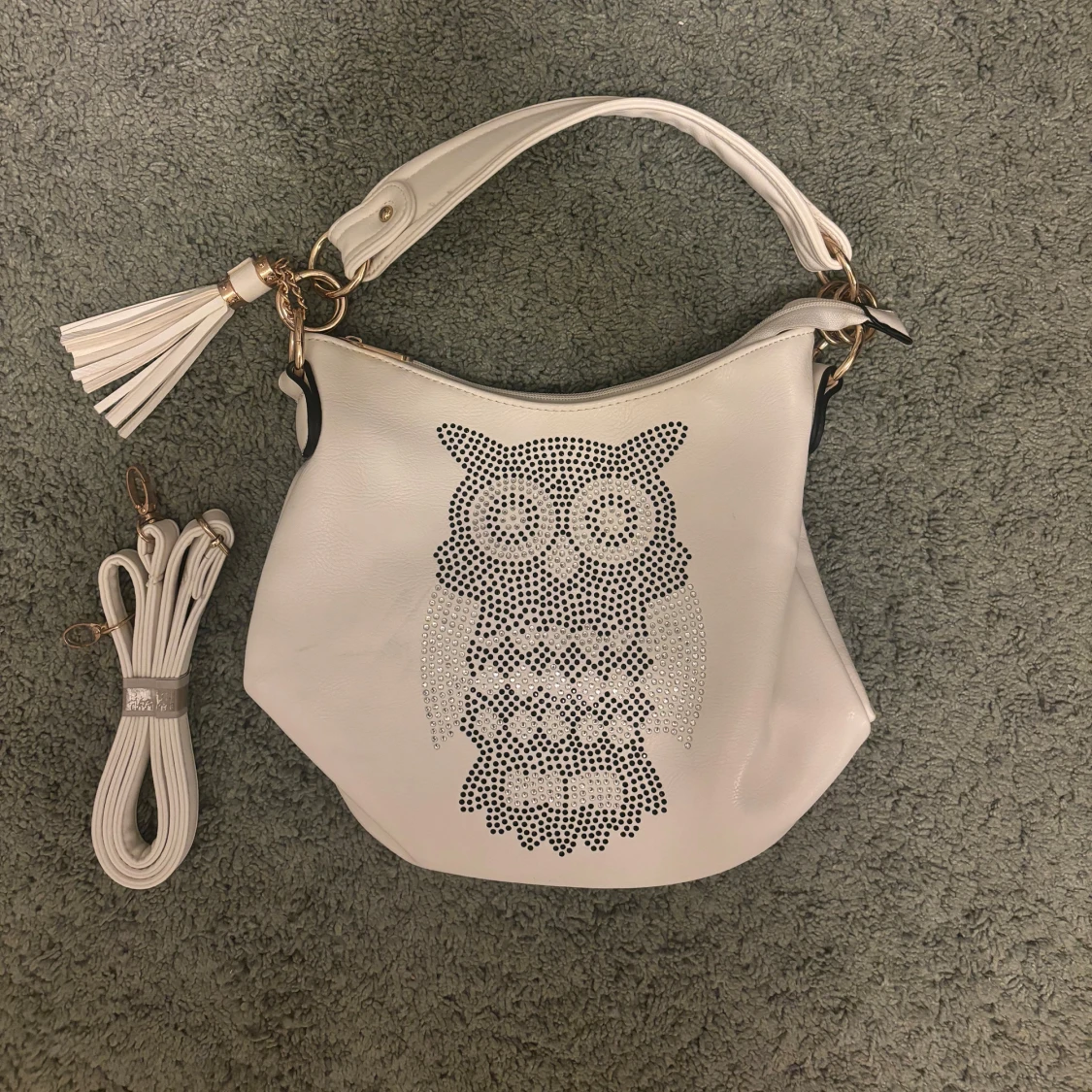 Vit handväska med ett uggletryck  - 91