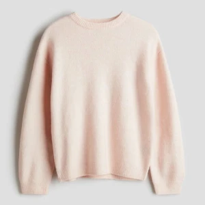 Ljusrosa stickad tröja - Supermjuk och gosig ljusrosa stickad tröja i storlek 146/152. Helt ny med prislapp kvar! Tröjan är slutsåld i alla storlekar på hemsidan💕