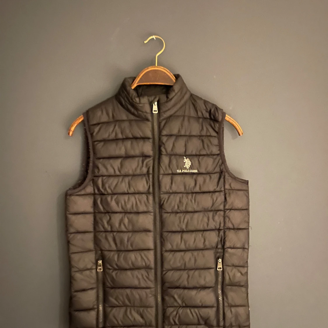 Svart dunväst från U.S. Polo Assn.