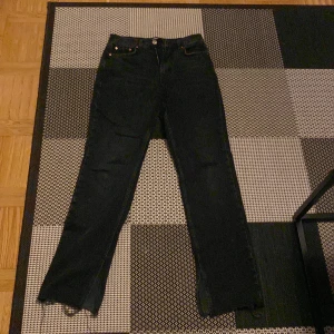 Svarta jeans från Gina tricot, storlek 36. Sluts längst ner i benen. - Säljer ett par svarta jeans från Gina tricot i storlek 36. De har en klassisk design med fem fickor och knappgylf. Perfekta för både vardag och fest! 🖤