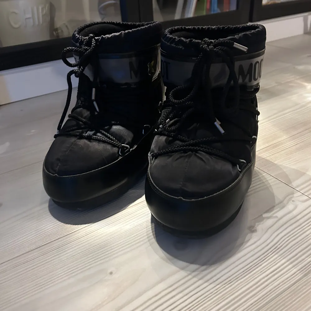 Säljer mina fina Moonboots glance då jag inte har något behov av dom längre!. Skor.