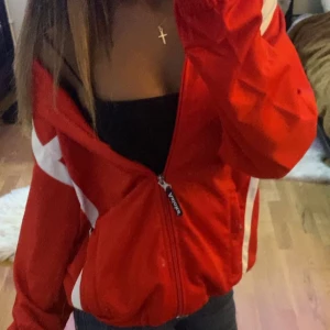 Röd kofta! - Säljer en snygg röd kofta, köpt från någon random marknad.