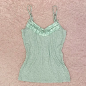 Turkost linne 🩵 - Jätte gulligt turkost linne med volangdetaljer och en rosett. Den ser mycket mer turkosblå/blå ut i verkligheten. Den är i storlek XS och är i mycket bra skick💕