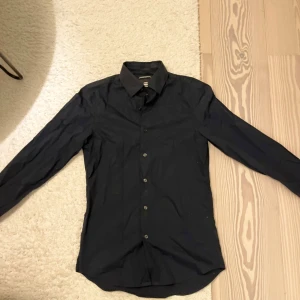 Mörkblå G-star skjorta - Snygg slimfit G-star Raw skjorta i strl S