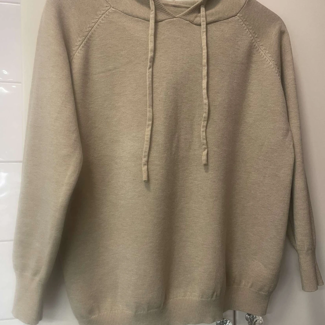 Beige stickad hoodie - 90