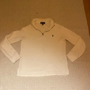 ralph lauren halfzip - Säljer en riktigt snygg halfzip från Ralph lauren. Skicket är 9/10. Riktigt skön att ha över en T-shirt. Kan sänka priset vid snabb affär.
