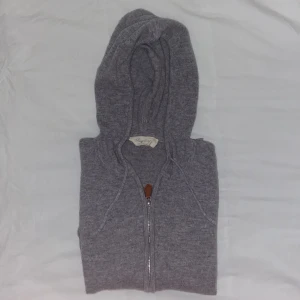 Sayless Kashmir hoodie - Snygg kashmir hoodie från Sayless | Skick 9/10, knappast använd | Passar 160-172 cm ungefär | Pris kan diskuteras!