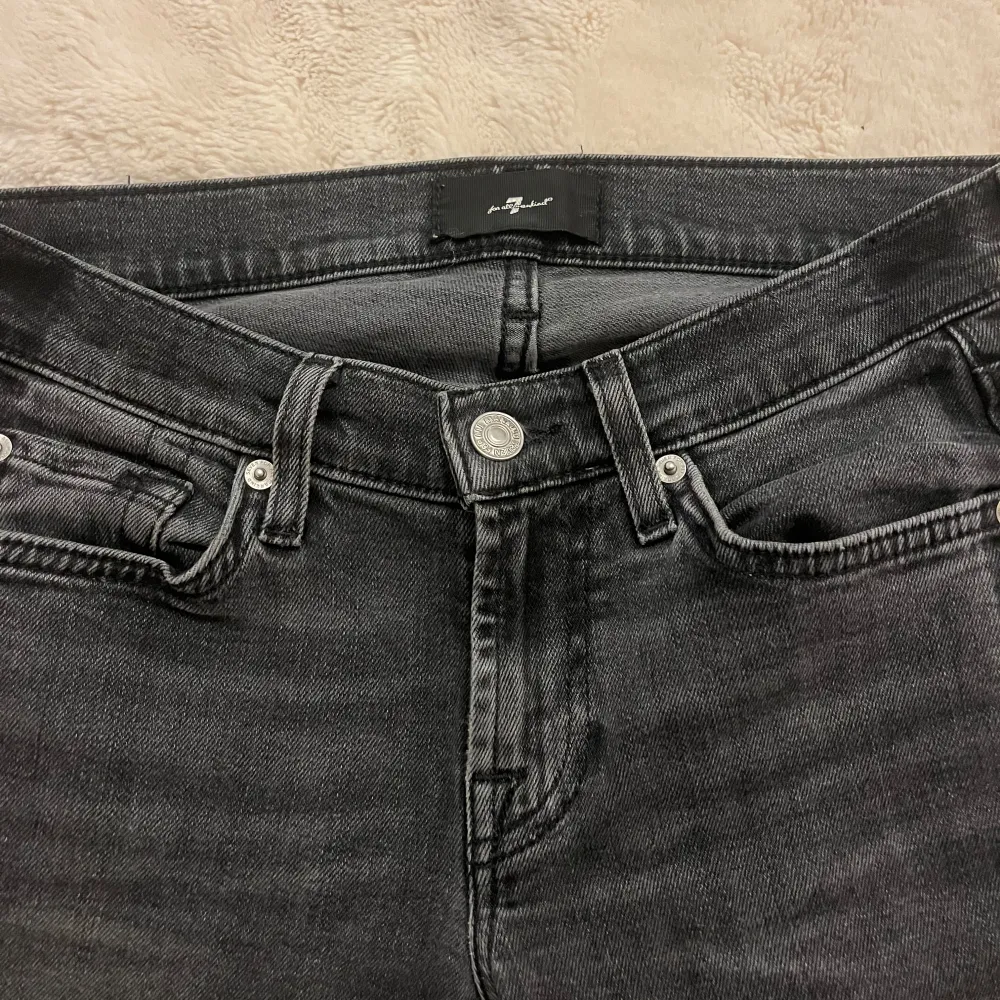 Säljer ett par gråa jätte snygga jeans med en mörkare grå rand på sidan som detalj. Dem är använda men super bra skick, säljer då de inte kommit till användning super mycket nu på senaste. Köpta för ca 1700kr. Skriv om du vill ha mer info eller bilder. Pris kan diskuteras.. Jeans & Byxor.