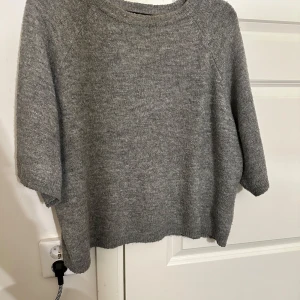 Grå stickad t-shirt - Populär stickad t-shirt från Lager157! 