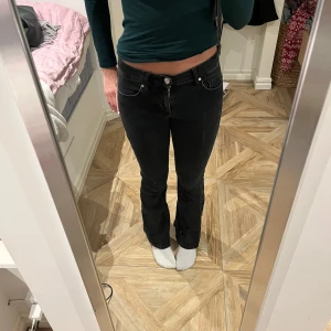  lågmidjade bootcut jeans - Säljer svarta lågmidjade bootcut jeans från bil bok, köpta för 400kr. Skriv om fler bilder önskas!💕 Är i storlek xs och längden är 31.