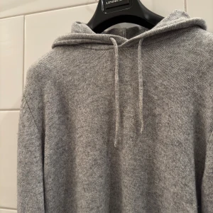  Stickad hoodie  - Säljer en supermysig grå stickad hoodie. Den är väldigt eftertraktad och är från dressman, denna tröja säljs inte längre och är väldigt svår att få tag på. Den är perfekt för kyliga dagar med sin mjuka och varma känsla. Hör av er om ni har några frågor 😊