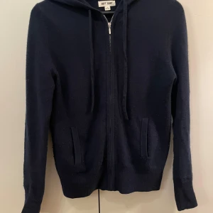 Soft Goat Zip Hoodie  - Superfin soft goat zip hoodie i väldigt bra skick, köptes förra julen och knappar använd sen dess. 
