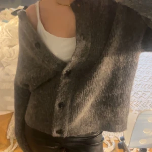 Grå kofta  - såå snygg stickad grå kofta från selected femme! nyskick!😊