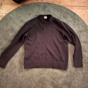 Mörkbrun stickad tröja - Säljer en mysig mörkbrun stickad tröja i bra skick. Perfekt för kyliga höst- och vinterdagar. Tröjan har långa ärmar och en klassisk rund halsringning. Passar både till vardags och lite finare tillfällen. Skön och varm mvh Tim 