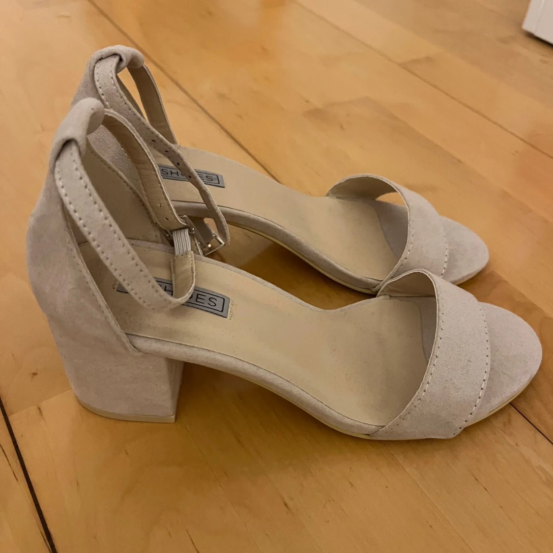 Beige sandaler med klack från Nelly