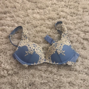 Intimissimi bh - Säljer denna intimissimi bh då den knte passar. Aldrig använd bara testad. Nypris 500kr. Färg som inte går att köpa längre