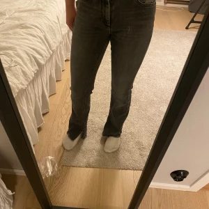 Gråa jeans i bra skick - Säljer ett par gråa jeans från only. Säljer pågrund av att dom inte kommer till användning. Storlek S/30🥰😍