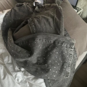 Rhinestone jeans - Helt oanvända grå straight rhinestone jeans ifrån gina, alla stenar samt lapparna är kvar.🩶