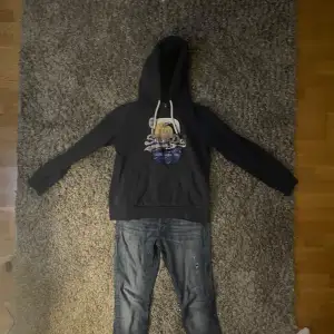 Säljer en snygg mörkblå hoodie från Superdry med coolt tryck på framsidan. Den har en klassisk känguruficka och justerbar huva med vita snören. Perfekt för en avslappnad stil och passar bra till jeans. Hör av dig om du är intresserad! 💙 Nypris 1500