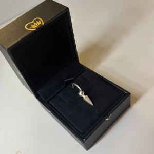 maria nilsdotter örhänge - jättefint maria örhänge (äldre modell) som jag ej får till användning längre. nypris: ca 1300kr 💗💗