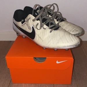 Nike tiempo leg PRO-AG - Jag säljer mina Nike tiempos som är aningen för stora för mig. Jag har använt skorna i cirka 2-3 månader så sicket på skorna skulle jag säga ligger på en 7,5/10. Skon är väldigt bekväm och mjukare än många andra fotbollsskor. Skon passar för personer med hyfsat bred fot samt till dig som tycker om ”bekväma fotbollsskor”. Nypris ligger 1800 kr som ni kan se i sista bilden.