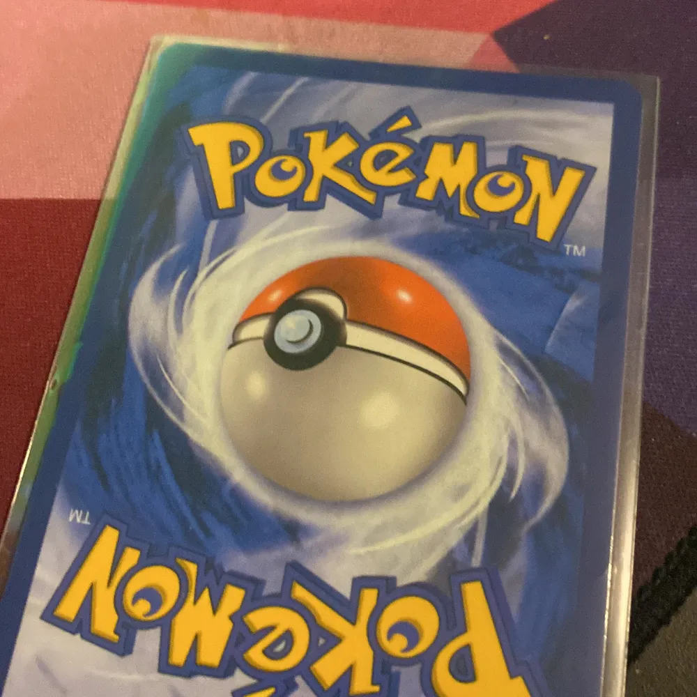 Säljer ett Sylveon GX Pokémonkort. Kortet har en holografisk yta och visar Sylveon i en glad pose. Kortet är i bra skick och perfekt för samlare eller spelare som vill stärka sin lek. Ny pris 1,000 på ebay.. Övrigt.