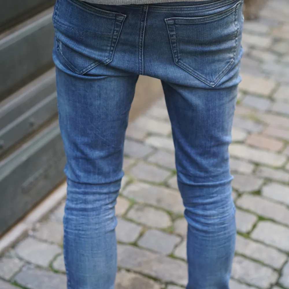 Ett par riktigt snygga blåa jeans från Diesel. Modellen på bilden är 185cm men dessa byxor passar även mindre storlekar.  Passform: Super-Slim-Skinny Regular Waist. Material: 93% bomull, 5% Polyester, 2% Elastan. Storlek: 30/32. Färg: Blå . Detaljer: Slitningar. Skick: Väldigt bra. Jeans & Byxor.