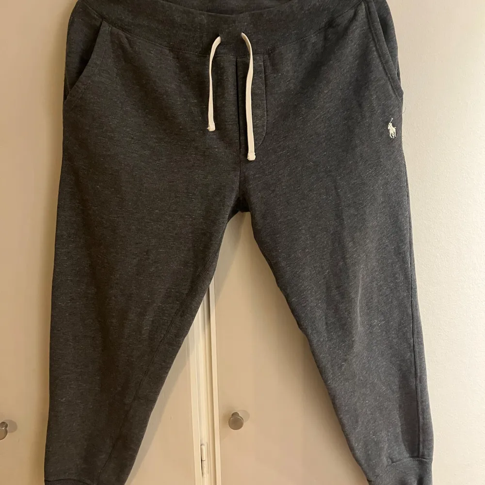 Riktig fina gråa mjukisbyxor från Ralph Lauren. De är i bra skick. Nypris 1100kr men säljer för 299kr då ja vuxit ur de. Passar dig som är mellan 170-175cm.. Jeans & Byxor.