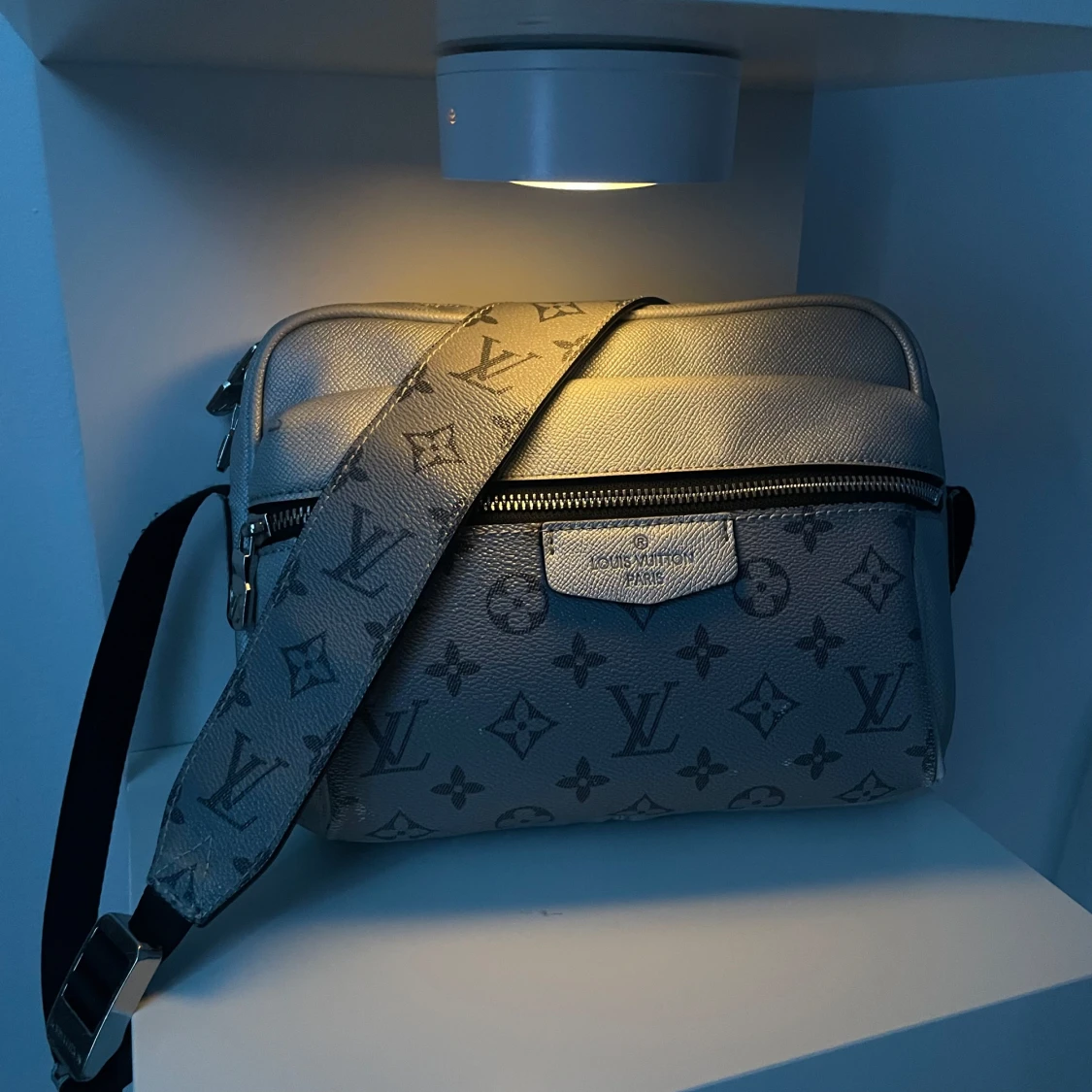 Grå axelväska med monogram