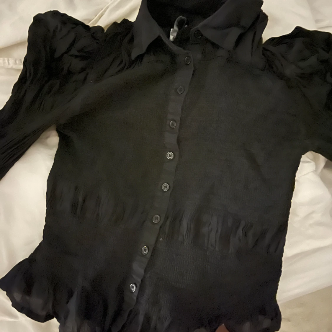 Svart blus med puffärmar