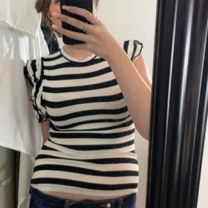 Randig topp med volangärmar - Säljer en superfin randig topp från new yoker storlek S. Den har svartvita ränder och söta volangdetaljer vid ärmarna. Bara använd vid provning, funkar för vardagen och lite festligt💗