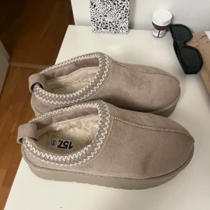 Beige mocka tofflor med foder - Säljer dessa fina tofflor från lager 157. Endast använda en gång, helt slut på nätet och i butik. Förstora för mig därför jag säljer!