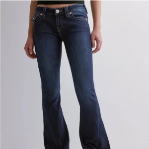 True religon jeans💘 - Säljer mina assnygga true religon jeans. Skicket är precis som nytt då de bara är använda fåtal gånger. säljer då de är förstora. Strl w28. Helst slutsålda i alla storlekar på alla hemsidor. Skriv vid minsta fundering💘💘