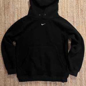 Säljer en klassisk svart hoodie från Nike i bra skick. Storlek M. Den har en stor ficka fram och en liten Nike-logga på bröstet. Perfekt för höst och vinter, eller bara för att chilla hemma. Passar till allt och är superbekväm!