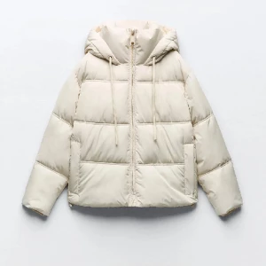 Vit/Beige Puffer jacka vinter Zara - Säljer på grund av att jag har flera jackor. Den användes ett fårtal gånger 2022 sen dess är den använd max 2-3 gånger så nyskick. Jackan är och har varit väldigt populär och är slutsåld i butik. Funkar hela vintern eftersom den är jätte varm💗🫶🏼 Nypris 699 säljer för 490💕