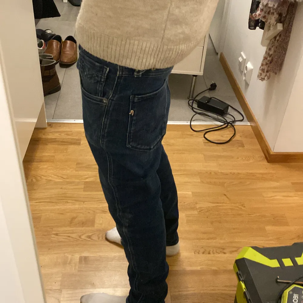 Säljer ett par snygga blå jeans från Replay i storlek 29/30. De har en slim passform och är perfekta för både vardag och fest. Jeansen är i bra skick och har klassiska fem fickor samt knappgylf. Perfekta för höst och vår!. Jeans & Byxor.