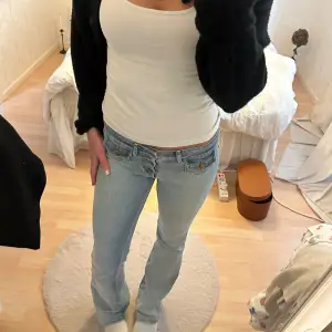 Lågmidjade bootcut jeans i bra skick, köpta på Plick därav en insydd tygbit i jeansen på insadan vilket inte syns. Skriv för fler bilder 