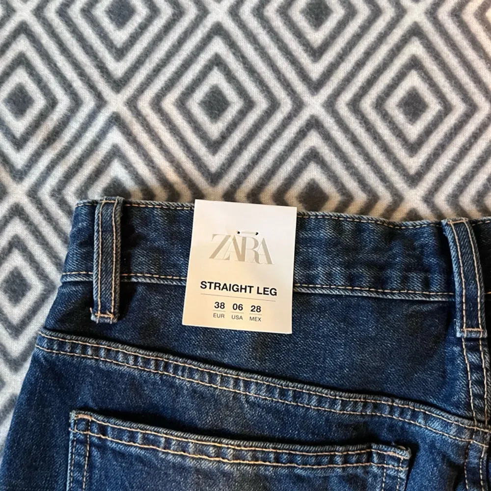 Säljer ett par snygga blå jeans från Zara i straight leg-stil. De är i nytt skick med etikett kvar. Perfekta för både vardag och fest! 🕺. Farkut & Housut.