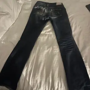 Säljer ett dessa mörkblå sååå coola jeans i bra skick!!🩷 älskar verkligen dom här de är köpta i Belgien