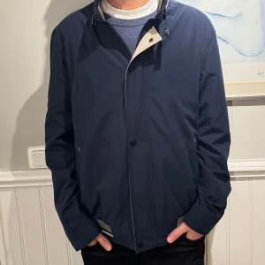 Mörkblå bomberjacka - Säljer en stilren mörkblå bomberjacka i mycket bra skick. 