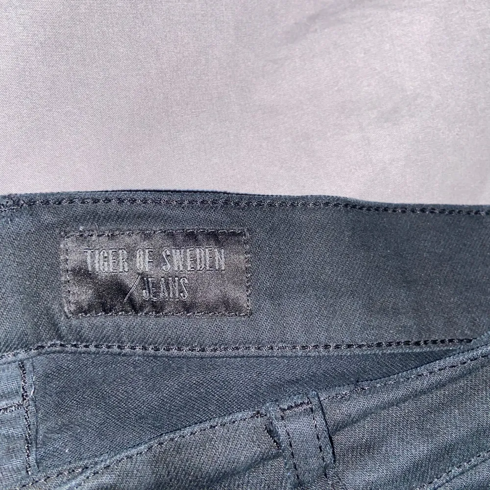 Säljer ett par svarta Tiger of Sweden jeans                     strl 29:32                                                                                   pris kan diskuteras . Jeans & Byxor.