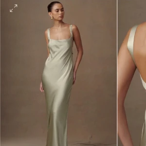 Champagnefärgad långklänning - Elegant champagnefärgad långklänning i satin med smala axelband och öppen rygg. Säljer min balklänning som jag köpte men aldrig använde då jag hitta en annan. Klänningen är använd vid 1 tillfälle inga täcken på att den är använd, hör av er om ni vill ha mer bilder