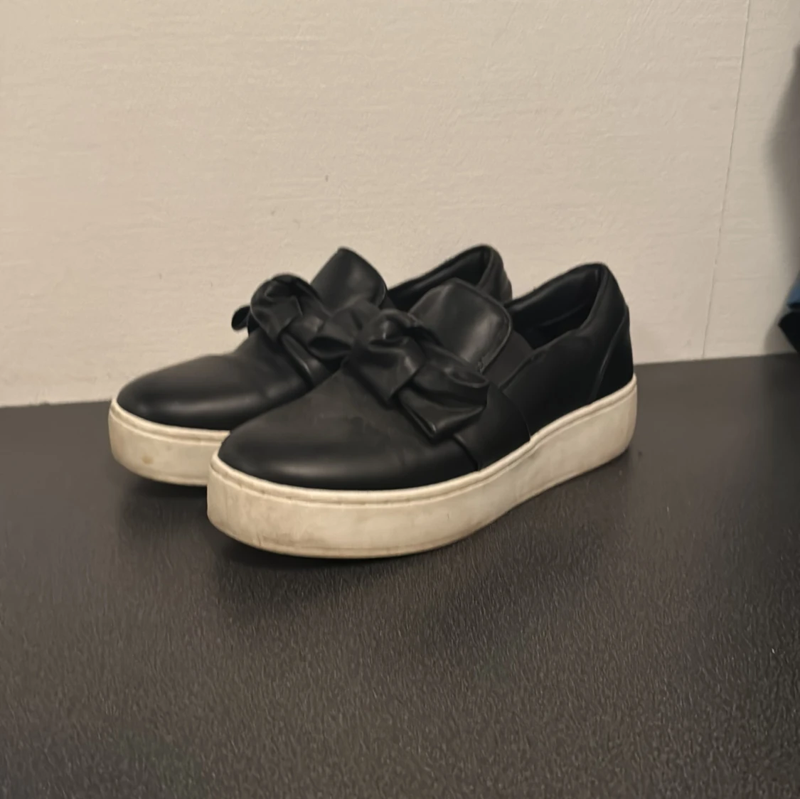 Svarta sneakers med rosett - 90
