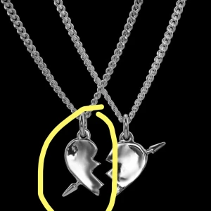 Maria Nilsdotter Halvhjärta - Ett maria smycket som jag köpte för bara ett par månader sedan! As bra skick💕skriv för privata bilder. Pris kan diskuteras! Tyck inte på köp nu direkt!