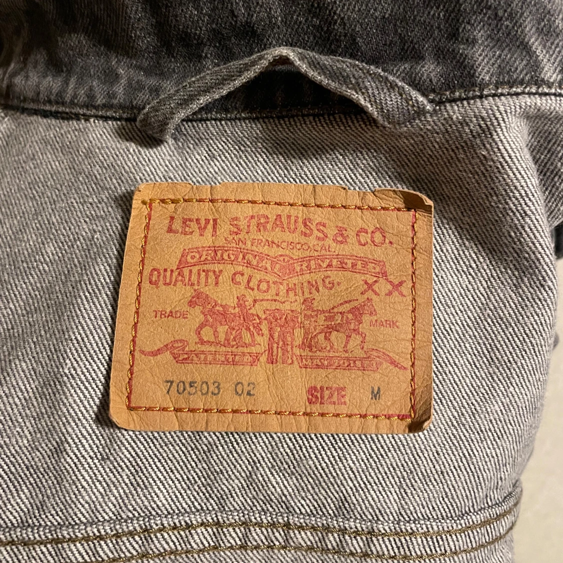 Grå jeansjacka från Levi's med Ford-märke - 90