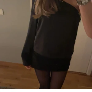 Svart offshoulder tröja - Lånade bilder kan skicka fler privat