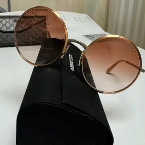 Säljer ett par snygga runda solglasögon från Dolce & Gabbana. De har en tunn guldfärgad metallram och bruna tonade glas. Perfekta för en stilren look i sommar! Kommer med originalfodral.