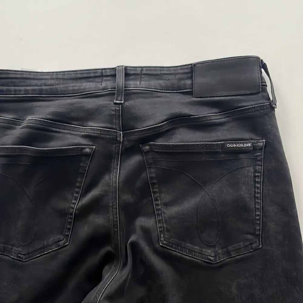 Säljer ett par snygga jeans från calvin Klein i modellen CKJ 058 Slim Taper. Nypris 1 299! . Jeans & Byxor.