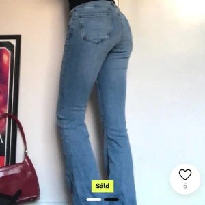 Blå bootcut jeans - Säljer ett par snygga blå bootcut jeans i mycket bra skick. De är högmidjade och har en klassisk femficksdesign. Perfekta för både vardag och fest! 💙