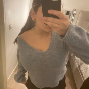 Ljusblå stickad tröja från NA-KD - Jättefin sneskuren stickad tröja i bra skick!